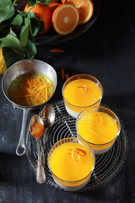 Panna cotta naranja vista de cerca - foto de stock