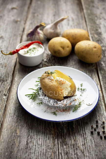 Jacket potato with yoghurt-herb dip — Stock Photo