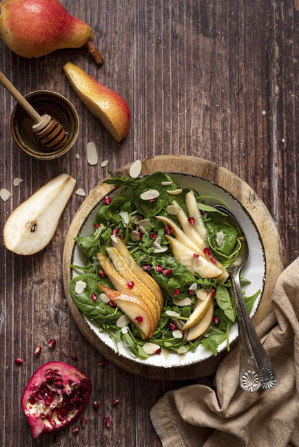 Spinach Pear Pomegranate Salad with Honey dressing — Stock Photo