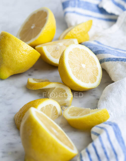 Citrons, coupés en deux et en tranches — Photo de stock
