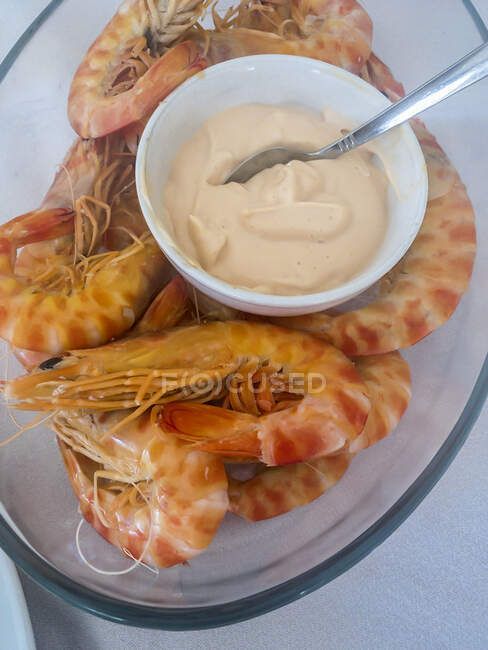 Gamberi con salsa di maionese speziata in mini ciotola — Foto stock