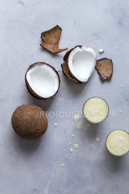 Batidos de coco y cocos - foto de stock