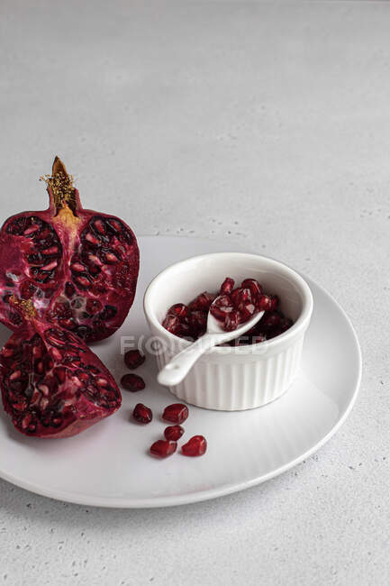 Ripe pomegranate close-up view — Stock Photo