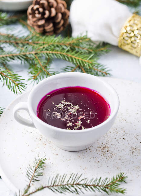Rote-Bete-Suppe zu Weihnachten — Stockfoto