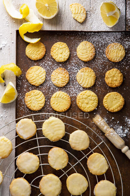 Crispy lemon biscuits with a lace pattern — Stock Photo