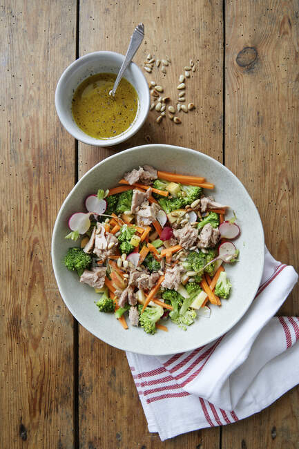 Tuna salad with broccoli, radishes and carrots — Stock Photo