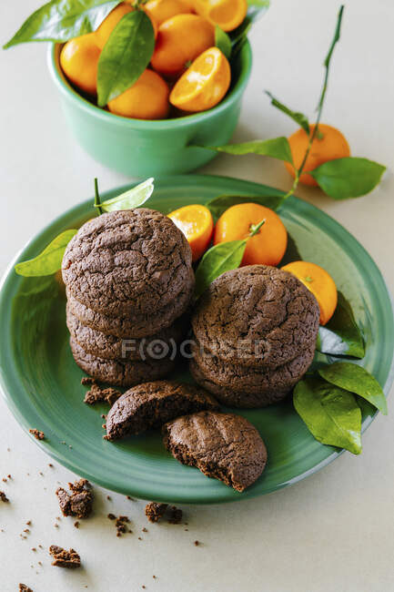 Biscoitos de chocolate escuro e tangerina — Fotografia de Stock