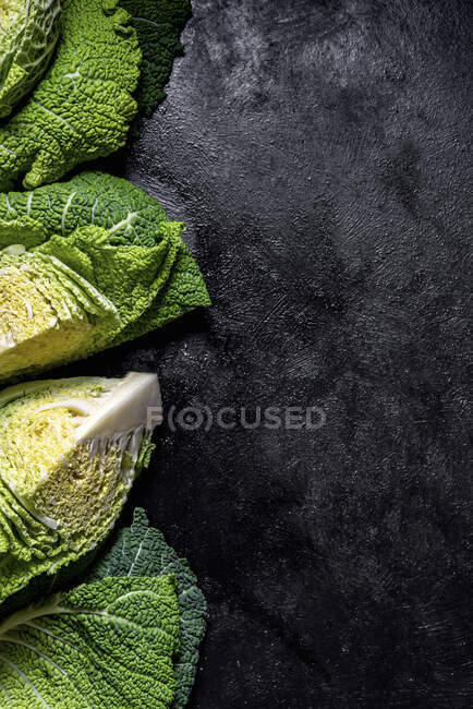 Brócoli verde fresco sobre fondo negro - foto de stock