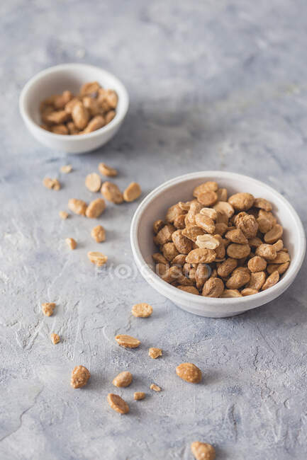 Amendoins caramelizados em uma tigela — Fotografia de Stock