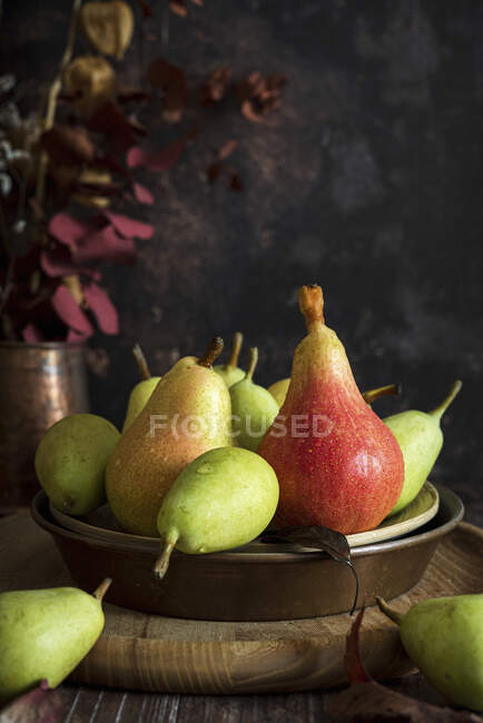 Peras frescas en tablero de madera — Stock Photo