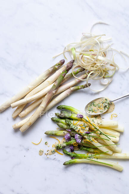 White and green asparagus with herb sauce — Stock Photo