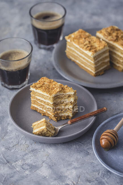 Pedaços de bolo de camada de mel na mesa — Fotografia de Stock