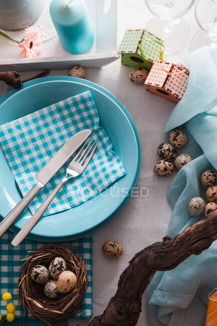 Oster-Tischdecke mit Wachteleiern — Stockfoto
