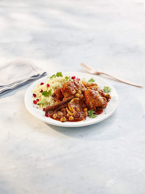 Chicken Tajine mit Kichererbsen und Couscous — Stockfoto