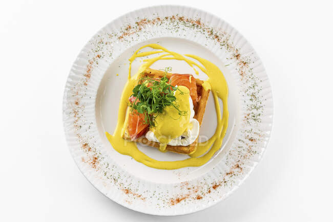 Waffle con uovo in camicia, salmone e salsa di senape — Foto stock