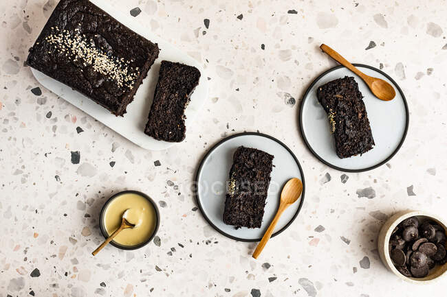 Cioccolato fondente senza glutine e pane alla banana tahini — Foto stock