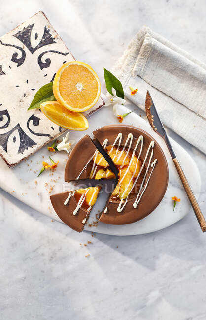 Gesunkene Schokolade und valencianischer Orangenkäsekuchen — Stockfoto