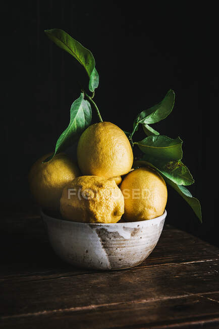 Bodegón con limones - foto de stock