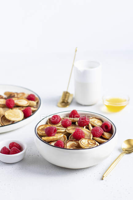 Mini cereal panqueca com framboesas em uma tigela — Fotografia de Stock
