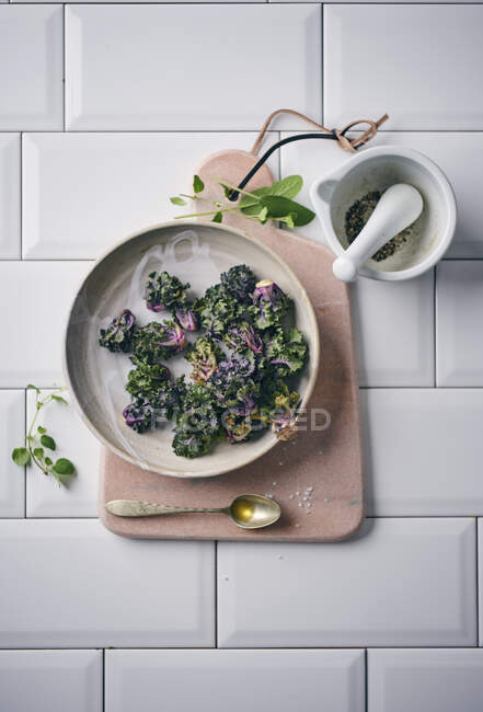 Choux de fleurs (croisement entre choux de Bruxelles et chou frisé) sur une assiette en céramique — Photo de stock