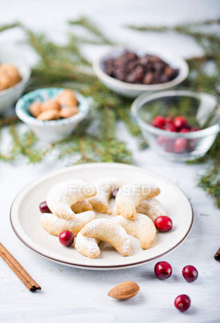 Biscoitos de amêndoa na mesa — Fotografia de Stock