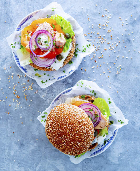 Tuna burgers with vegetables — Stock Photo