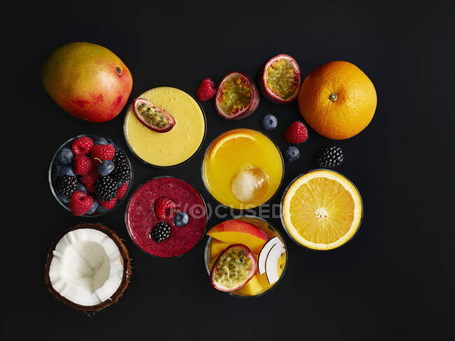Verschiedene Smoothies mit Früchten — Stockfoto