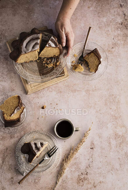 Serving vanilla cake close-up view — Stock Photo