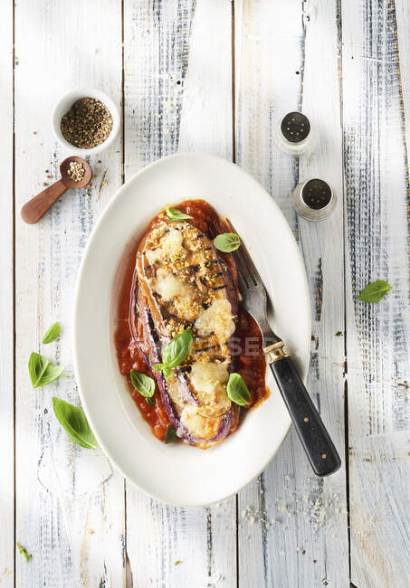 Grilled aubergine with tomato sauce — Stock Photo