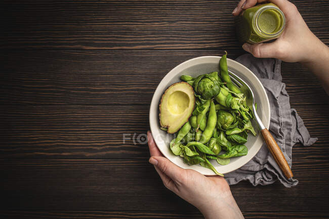 Зеленый здоровый салат со шпинатом, брюссельская капуста, авокадо в миске и зеленый фруктовый коктейль — стоковое фото