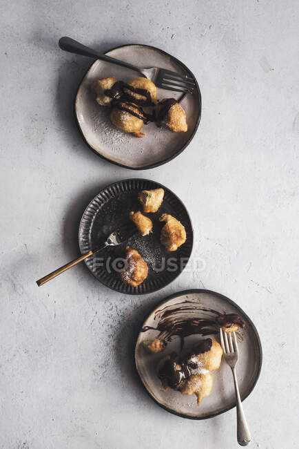 Rosquillas griegas con salsa de chocolate - foto de stock