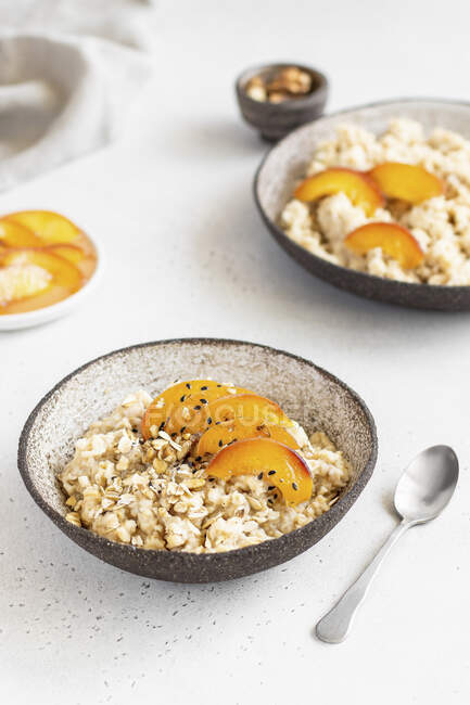 Oatmeal with peaches close-up view — Stock Photo