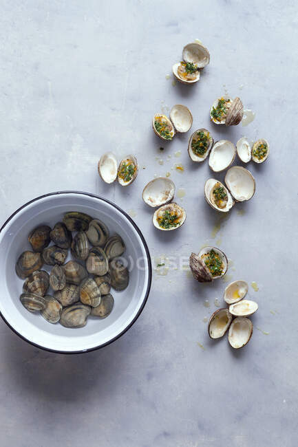 Clams baked with garlic butter — Stock Photo