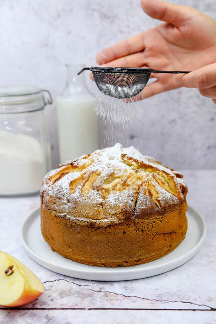 Классический яблочный пирог посыпают сахарной пудрой — стоковое фото