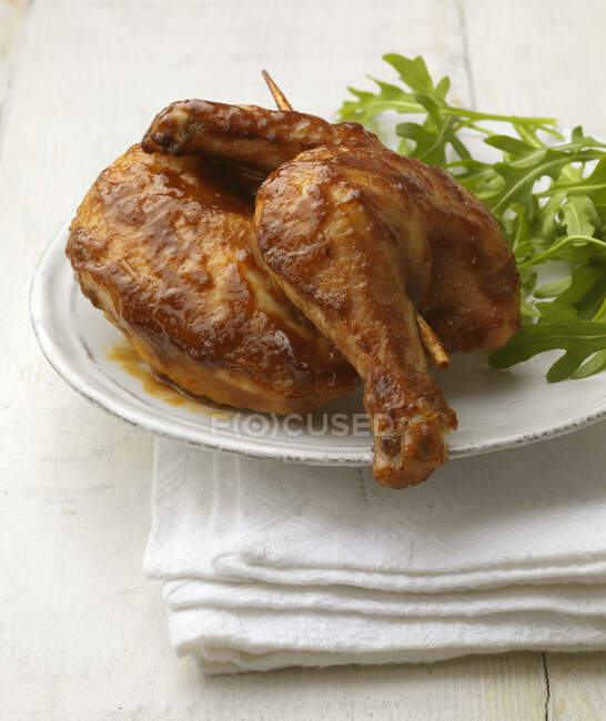 Жареная весенняя курица крупным планом — стоковое фото