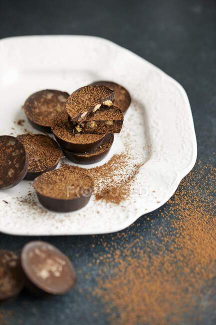 Chocolate Keto elaborado a base de cacao crudo, aceite de coco y sustituto de azúcar con almendras — Stock Photo