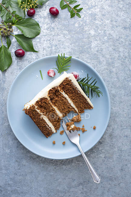 Имбирный торт с маскарпоном ванильной глазури нарезанный — стоковое фото