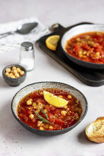 Sopa de tomate y garbanzos - foto de stock