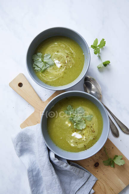 Light broccoli soup in two bowls — Photo de stock