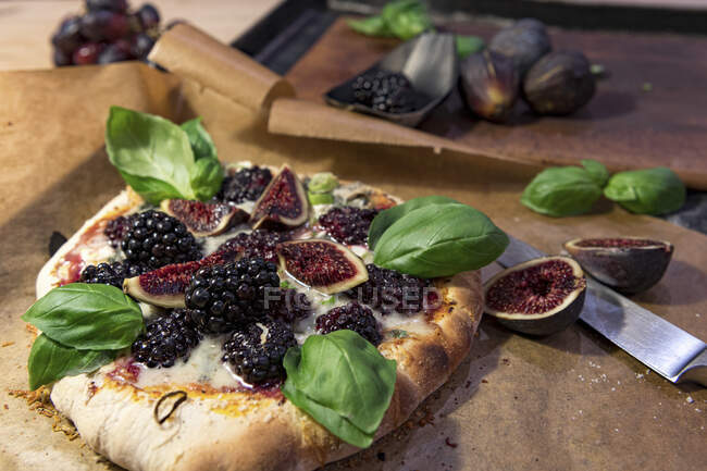Pizza mit Gorgonzola, Feigen, Brombeeren und Basilikum — Stockfoto