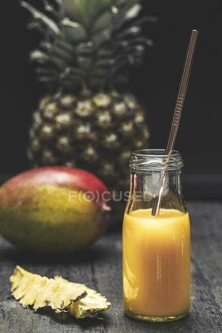 Frullato di ananas e mango in vetro — Foto stock