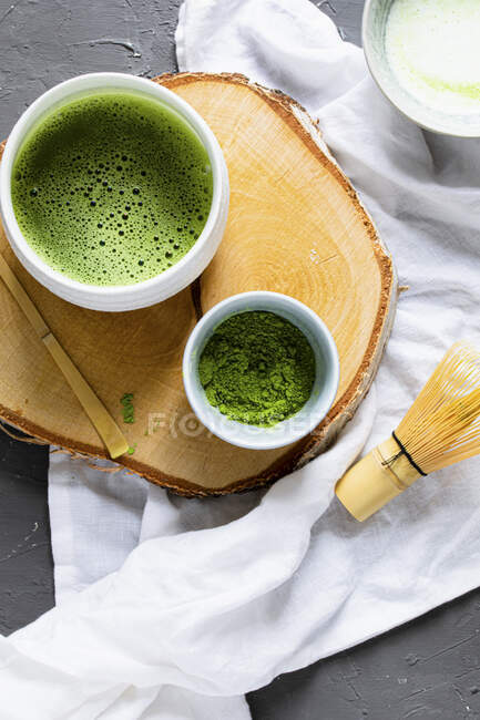 Preparación de té Matcha vista de cerca - foto de stock