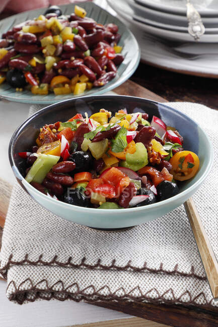 Bunter Salat mit roten Bohnen, Paprika, Oliven, Sellerie, Rettich und Kirsche — Stockfoto