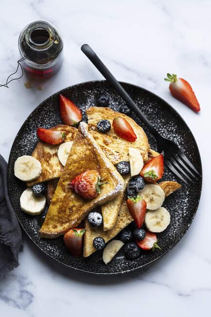 French toast with fresh fruits — Stock Photo