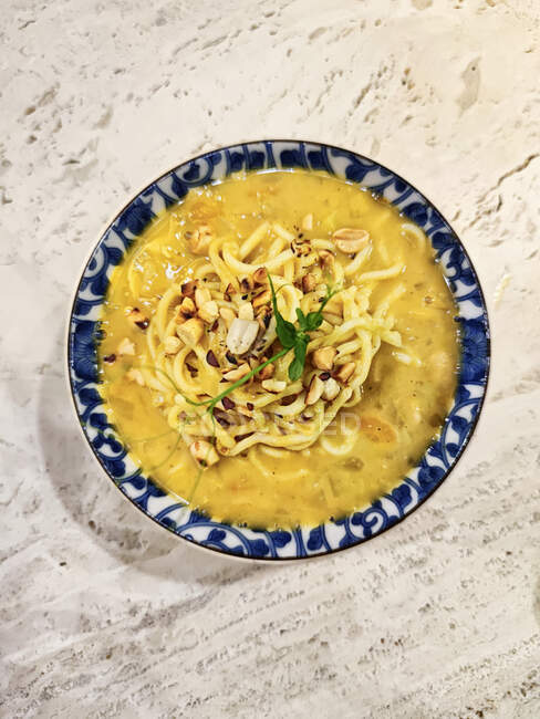 Вегетаріанський суп з локшиною з арахісом — стокове фото