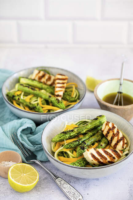 Zoodle-Salat mit gegrilltem Spargel und Halloumi — Stockfoto