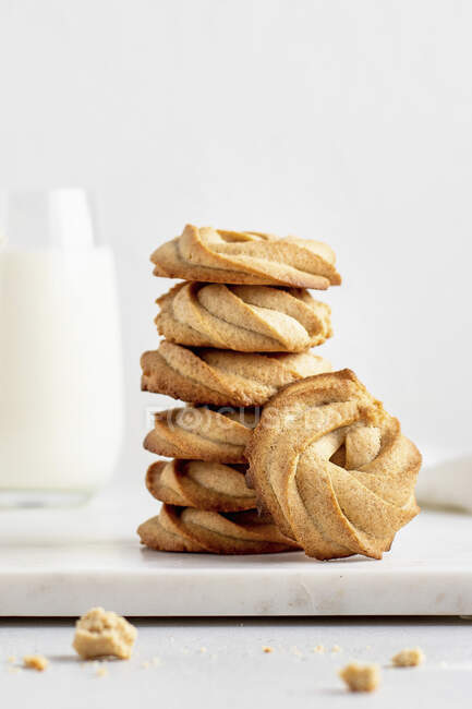 Pilha de biscoitos e copo de leite — Fotografia de Stock