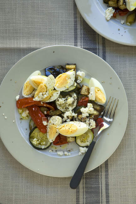 Теплые яйца и салат из жареных овощей — стоковое фото