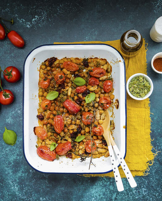 Baked beans and chickpeas with peppers, tomatoes and herbs — Stock Photo