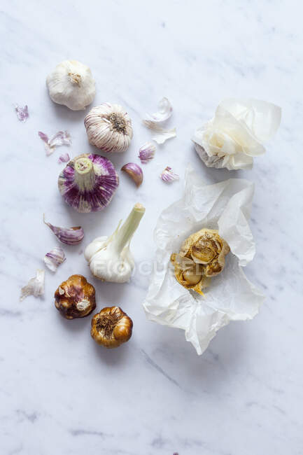 Fresh garlic on a white background — Stock Photo